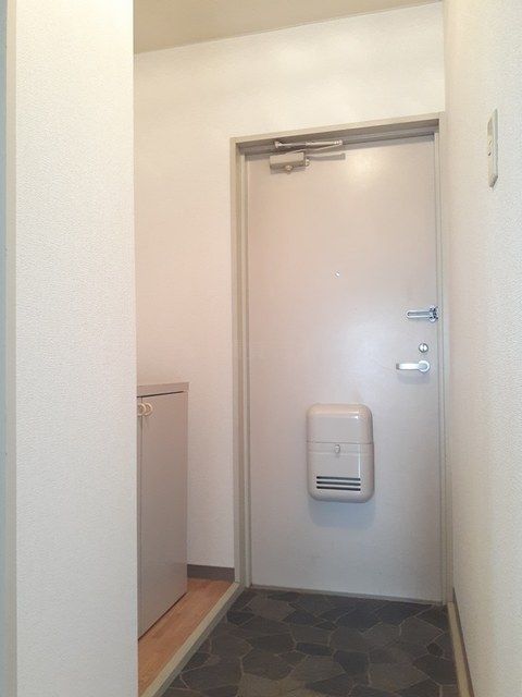 【川越市砂新田のマンションの玄関】