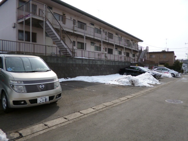 【横浜市神奈川区菅田町のアパートの駐車場】