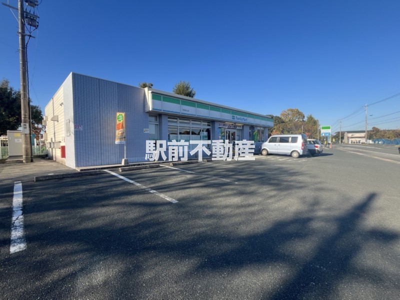 コンビニ　ファミリーマート　桜山店（コンビニ）まで900m