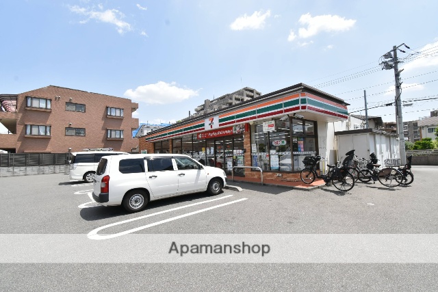 コンビニ　セブンイレブン（コンビニ）まで902m