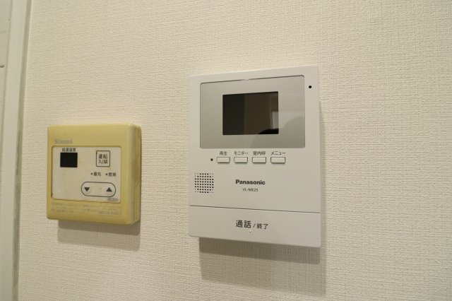 セキュリティ　モニター付きインターフォンで訪問者の顔が確認できます。