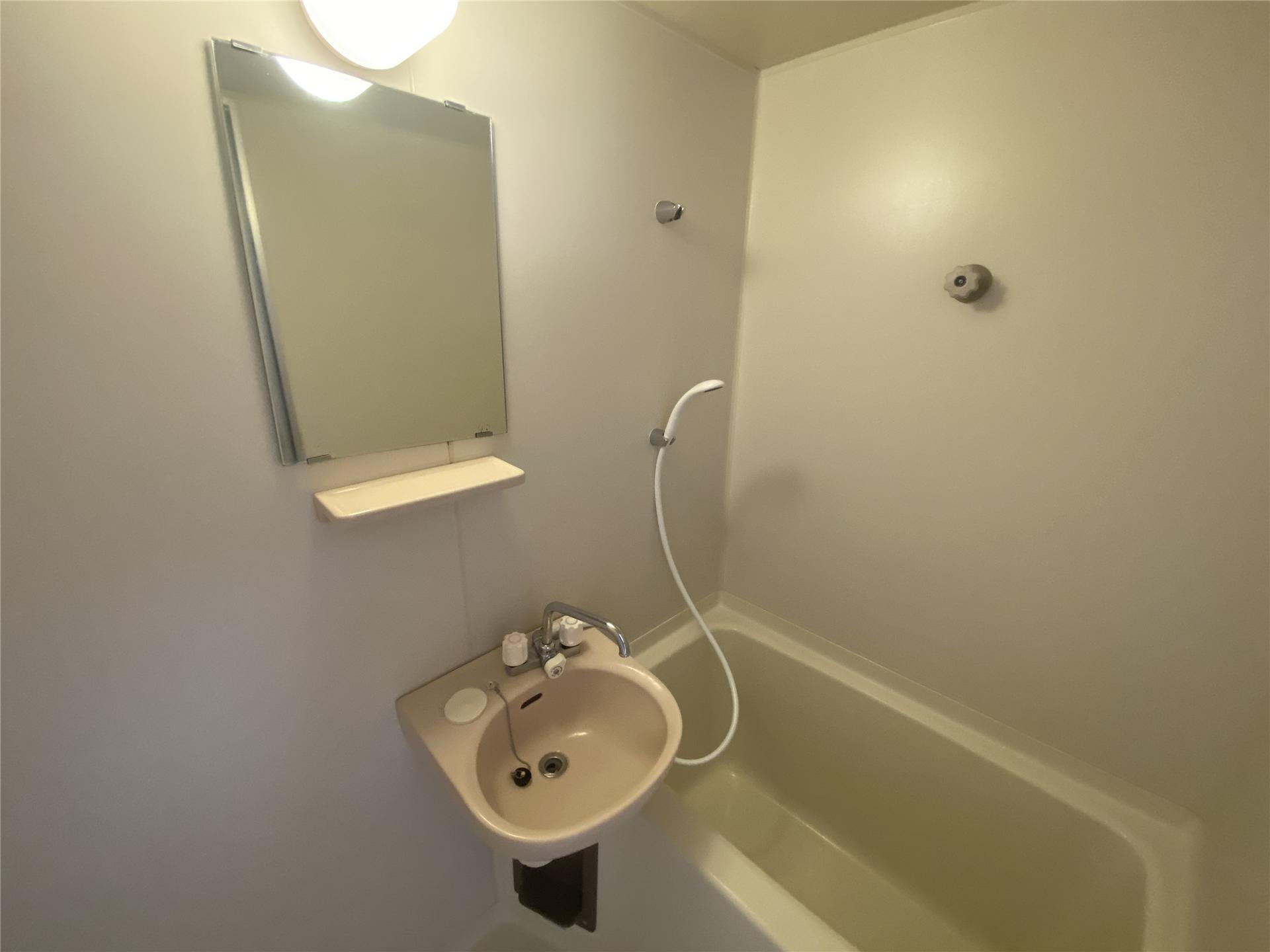 バス・シャワールーム　鏡付きの浴室です