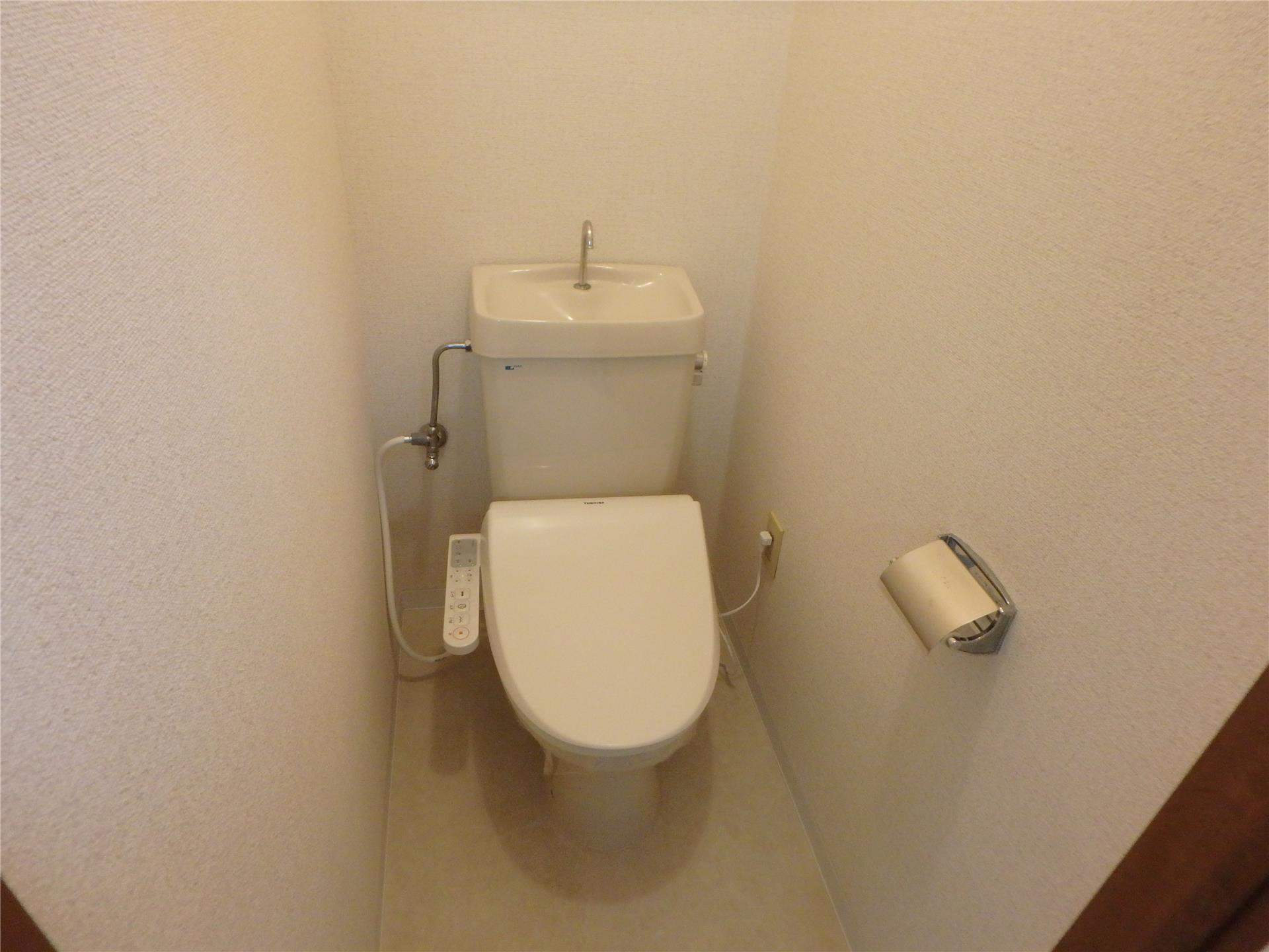 トイレ　温水洗浄便座付きです