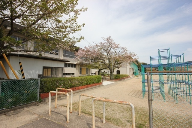 【和食郷戸建ての小学校】