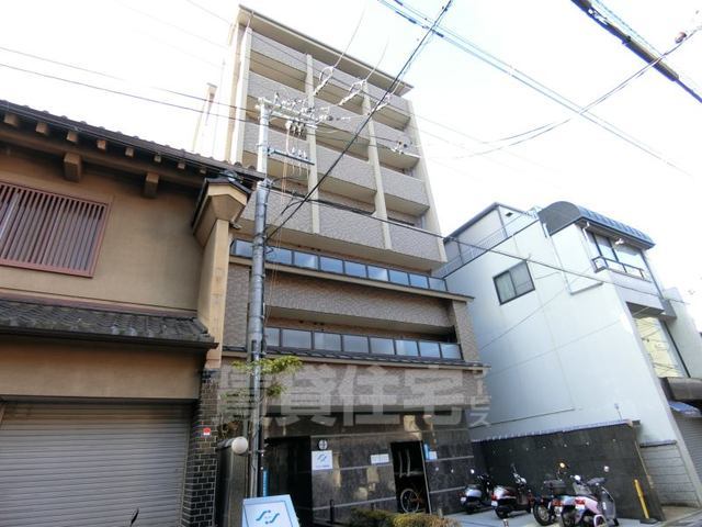 京都市東山区梅本町のマンションの建物外観