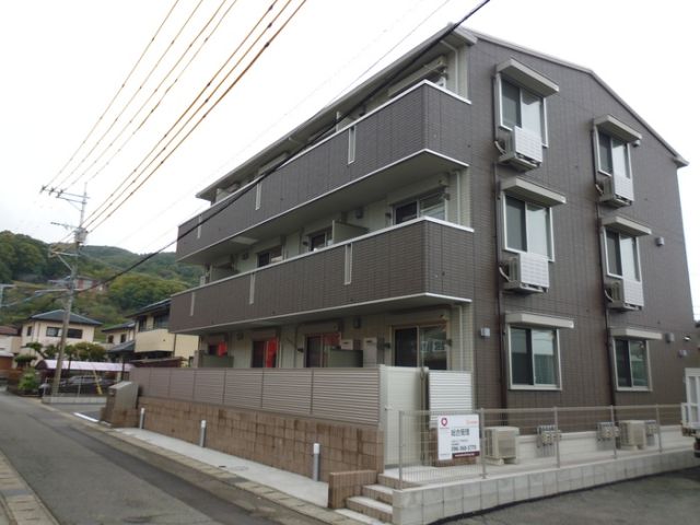 天草市亀場町亀川のアパートの建物外観