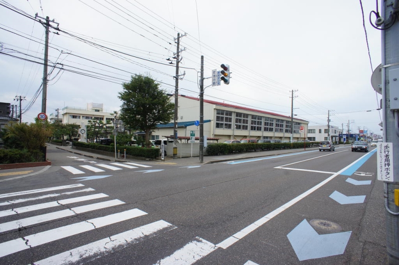 【プライムコートスワンAの小学校】