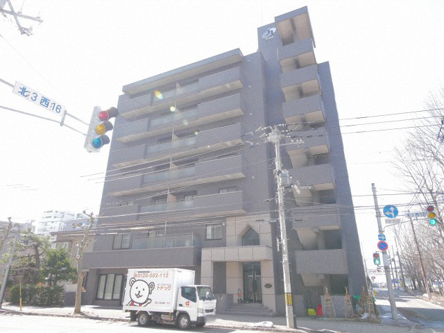 【札幌市中央区北三条西のマンションの建物外観】