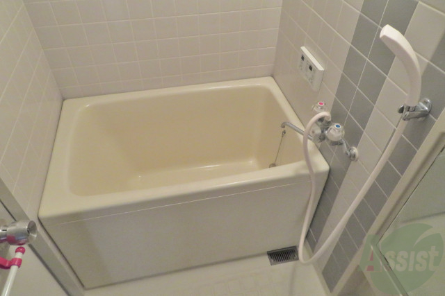 バス・シャワールーム　お風呂はバス・トイレ別で追焚機能も付いてます。