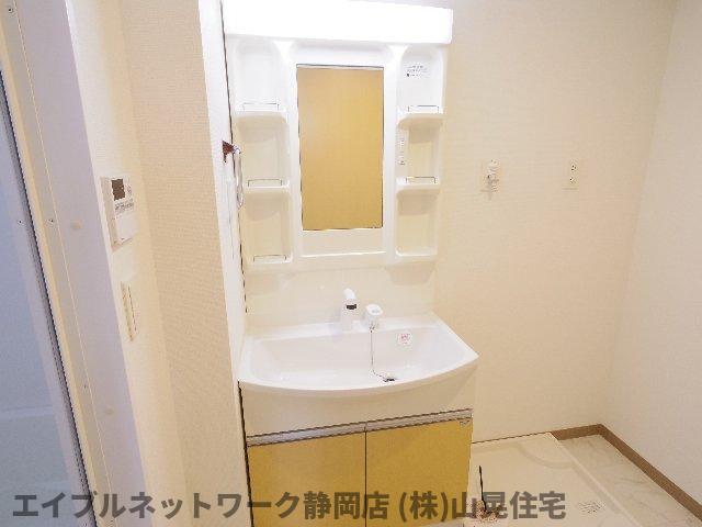 洗面設備　ゆったりとスペースのある洗面所
