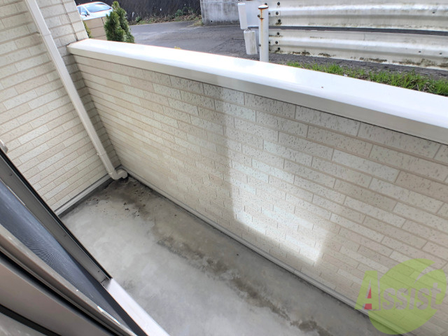 バルコニー　ベランダはよく日が当たり気持ちの良い空間です。