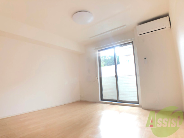 居室・リビング　広くきれいなリビングは明るい光も良く差します。