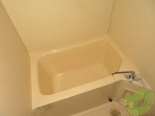 バス・シャワールーム　バスルームは狭すぎず、シャワーも浴びやすそうです。