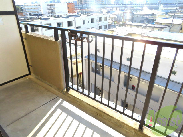 バルコニー　バルコニー。洗濯物がはかどりそうな広さがありますよ。