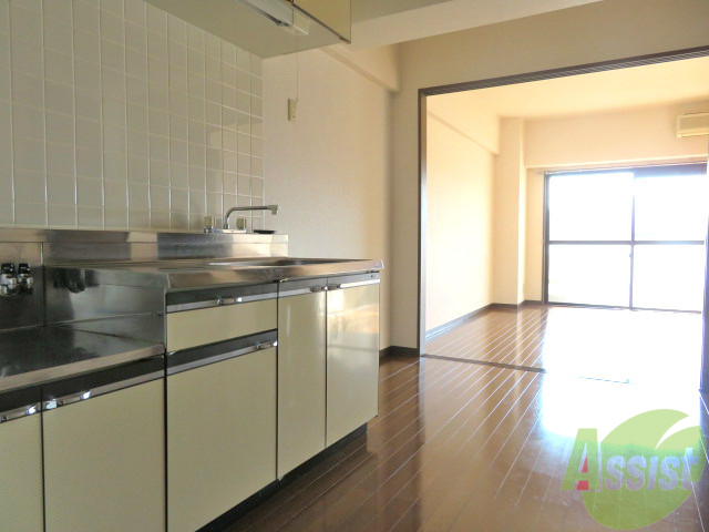 居室・リビング　５帖のダイニングキッチン。ご飯を食べるお部屋ですね。