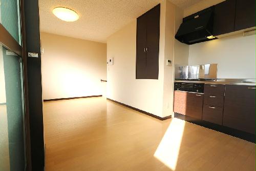 収納　キッチンの脇にも大型収納スペースを確保しております。