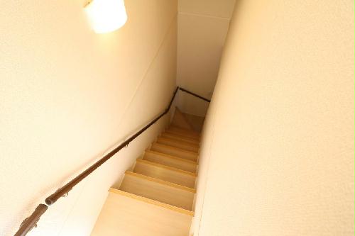 その他設備　当社人気のメゾネットタイプになります。（安心手擦り付き階段）