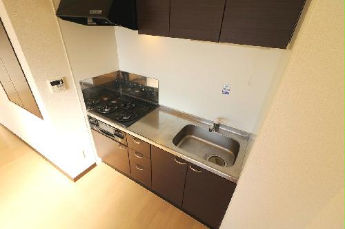 キッチン　３口ガスコンロ＋グリル付システムキッチンを完備