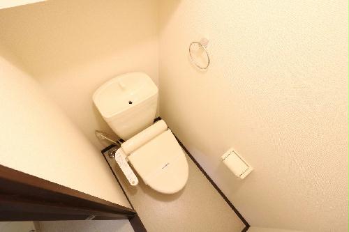 トイレ　快適な温水洗浄便座付きトイレになります。