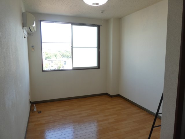 居室・リビング　洋室４．５帖はエアコン付きです。東向き３階で明るいお部屋♪