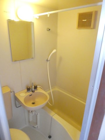 バス・シャワールーム　お風呂とトイレと洗面台には換気扇も付いています♪