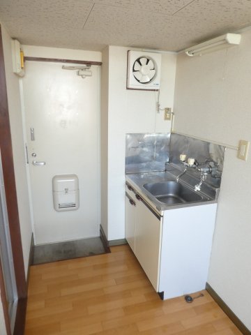 エントランス　靴箱はありません。玄関とキッチンと換気扇です♪