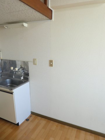 その他　キッチンの横に洗濯機置き場と冷蔵庫置き場がございます♪