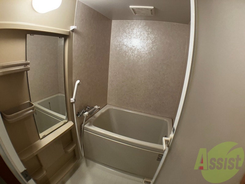 バス・シャワールーム　浴槽も広い作りなので、ゆったりくつろげますね。