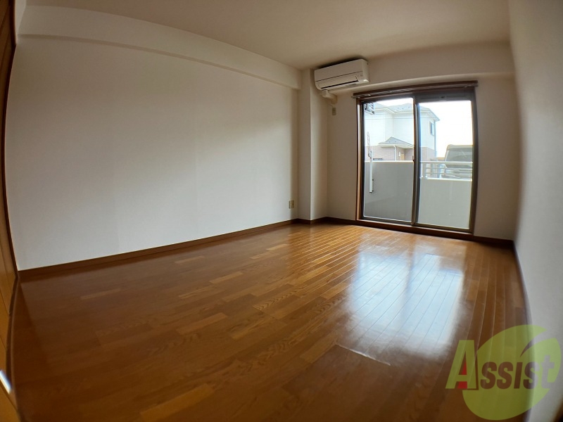 居室・リビング　広々としたリビングで日当たりもとてもいいですね。