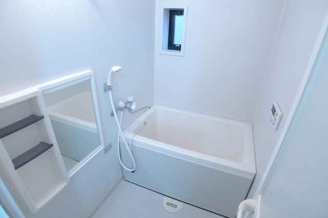 バス・シャワールーム　浴室には窓がついており換気がしやすいです