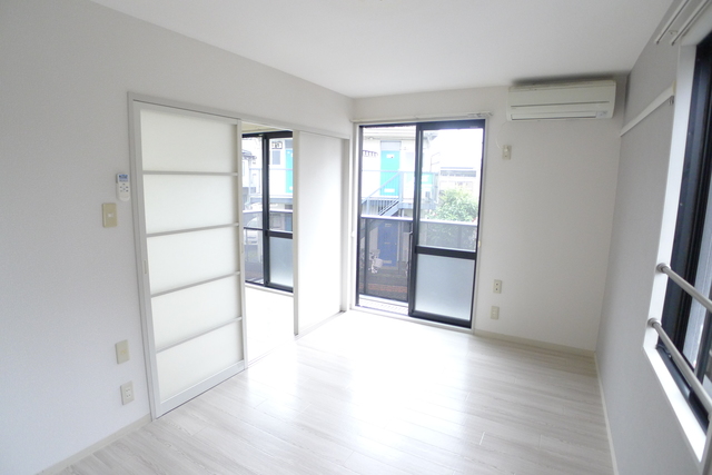 居室・リビング　ホワイトを基調とした明るい室内