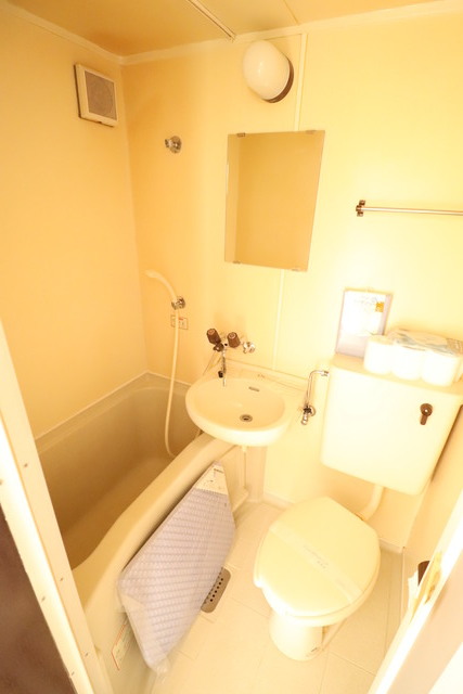 バス・シャワールーム　お掃除しやすい３点式ユニットバス☆