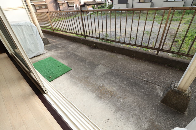 庭　お天気な日はバルコニーに洗濯物を干す事ができます♪