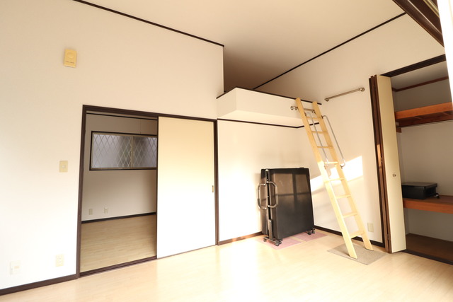 居室・リビング　収納＋ロフト付でお部屋もスッキリお使い頂けます♪