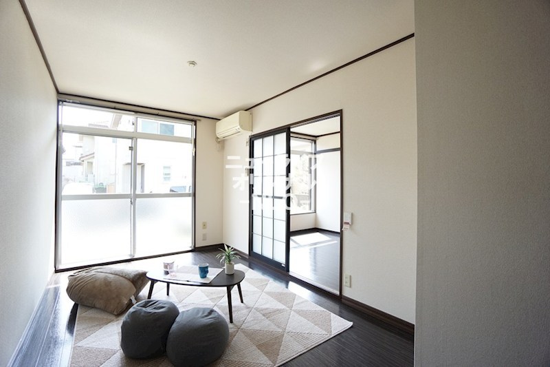 居室・リビング　大きな窓があり、開放感のあるリビングです☆