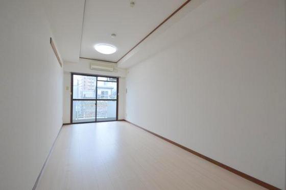 居室・リビング　南向きの広い洋室