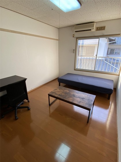 居室・リビング　※他号室の写真です。