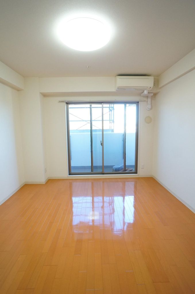 居室・リビング　明るい色合いのフローリング