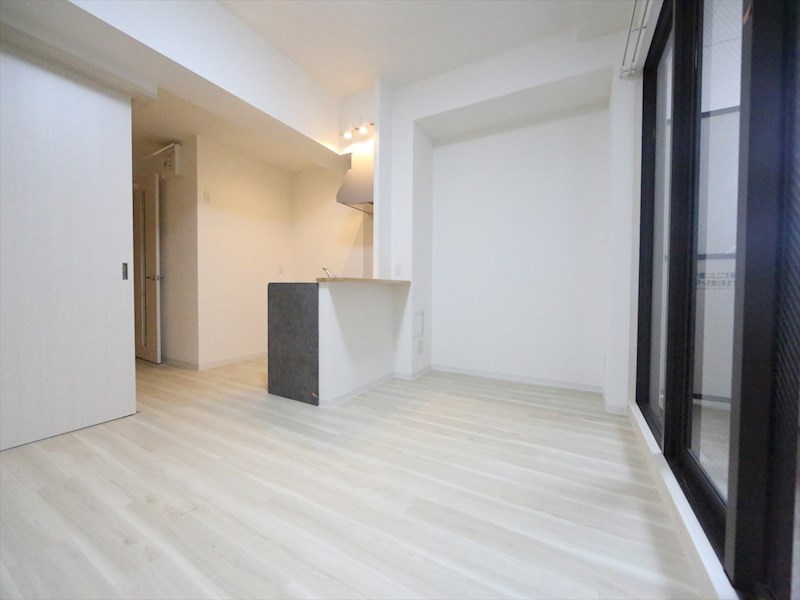 居室・リビング　ＬＤＫ10.8帖　カウンターキッチン　エアコン付　バルコニー