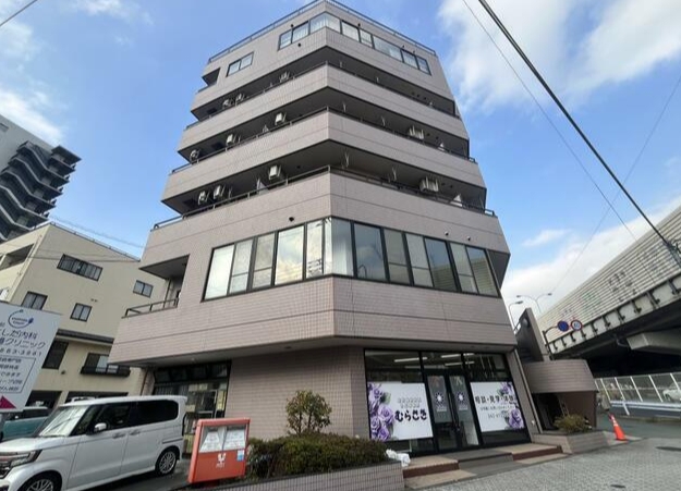 建物外観　落ち着いたピンクベージュ。重厚感漂うタイル張りの外装です♪