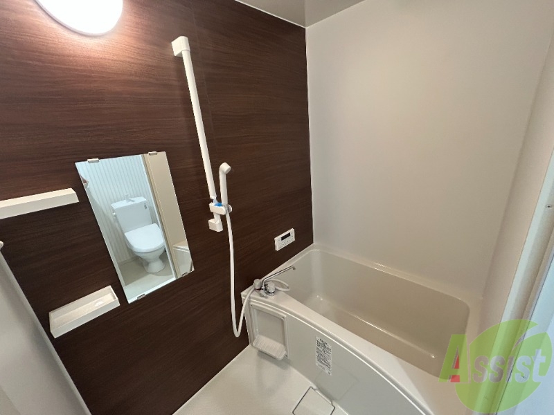 バス・シャワールーム　浴室は狭すぎず、シャワーも浴びやすそうです。