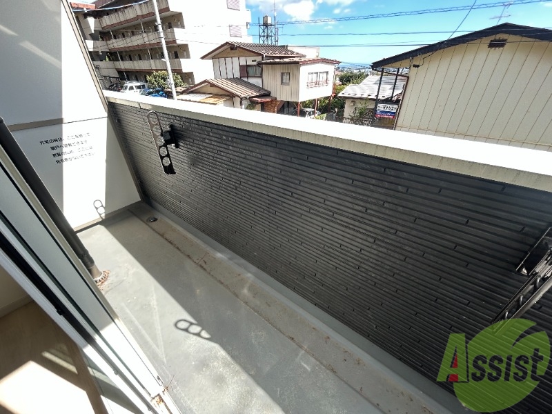 バルコニー　バルコニーは洗濯物を干すのに十分な広さがありますね。