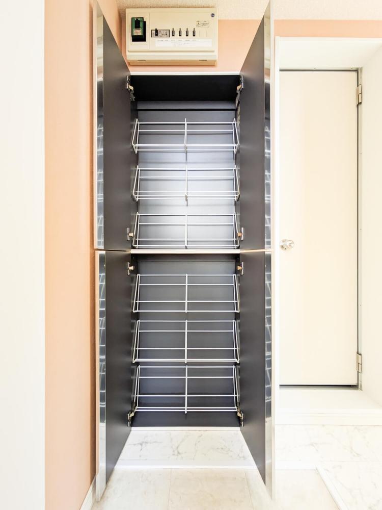 玄関　たっぷり収納シューズBOX写真は同物件他室