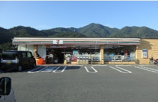 コンビニ　セブンイレブン上深川町t店（コンビニ）まで350m