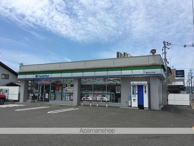 コンビニ　ファミリーマート（コンビニ）まで550m