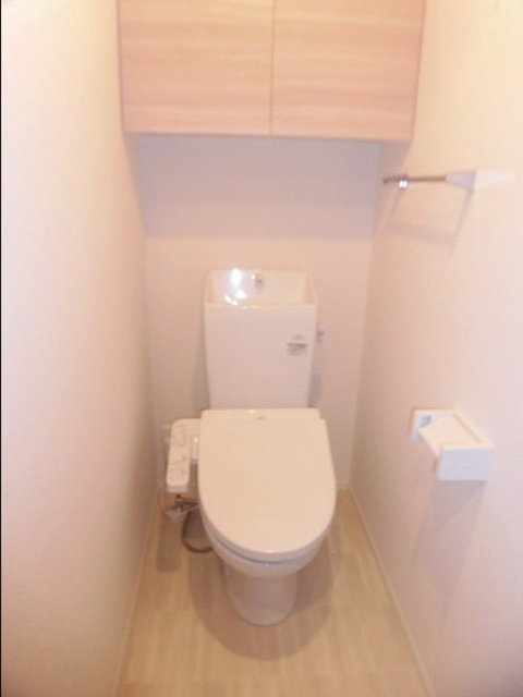 トイレ　１０２　温水洗浄暖房便座