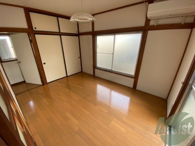 居室・リビング　こちらは１階の洋室のお写真です。イメージはつきましたか？