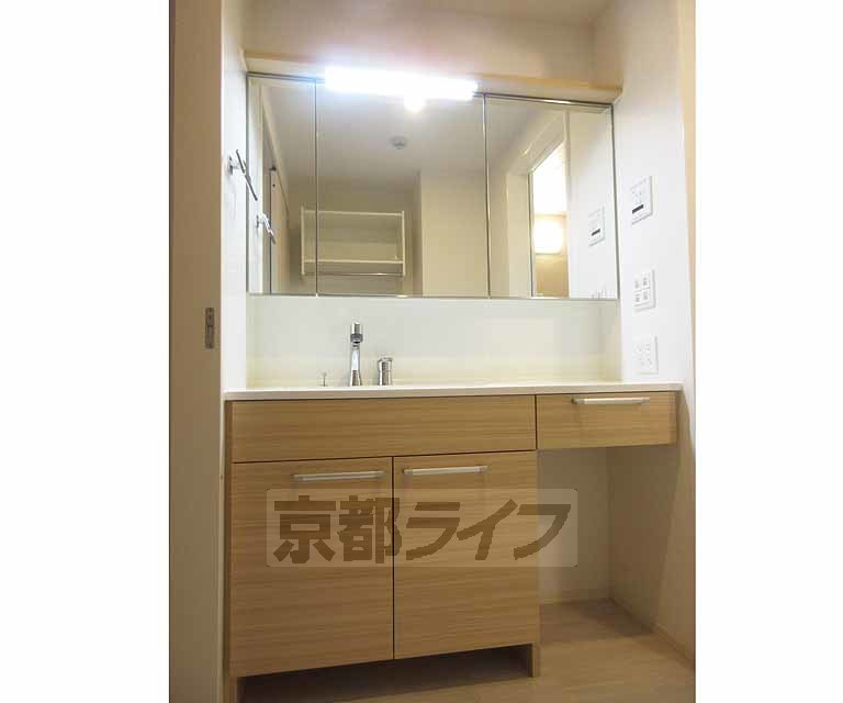 洗面設備　鏡が広いので使いやすいと思います！