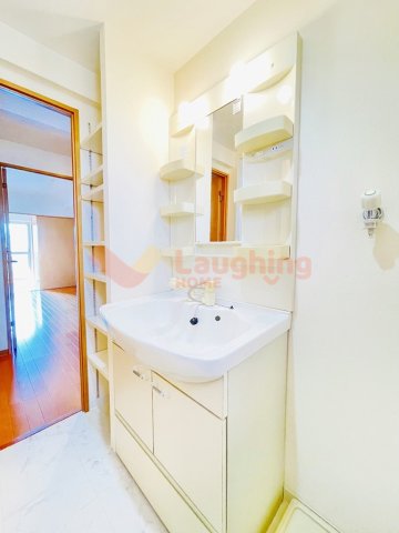 洗面設備　ゆったりとスペースのある洗面所