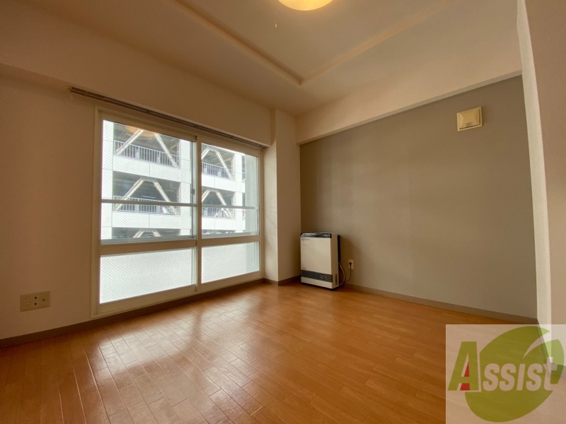 居室・リビング　リビングです。木目のフローリングが落ち着きますね。